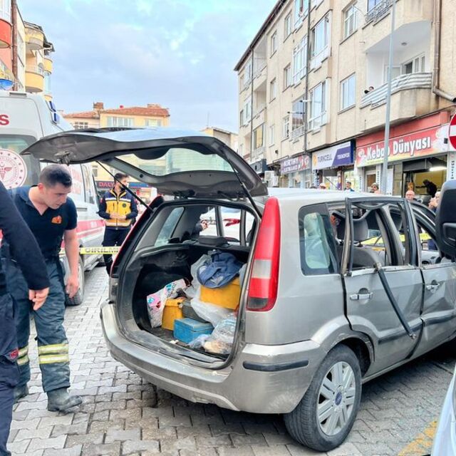 Otomobildeki piknik tüpü patladı