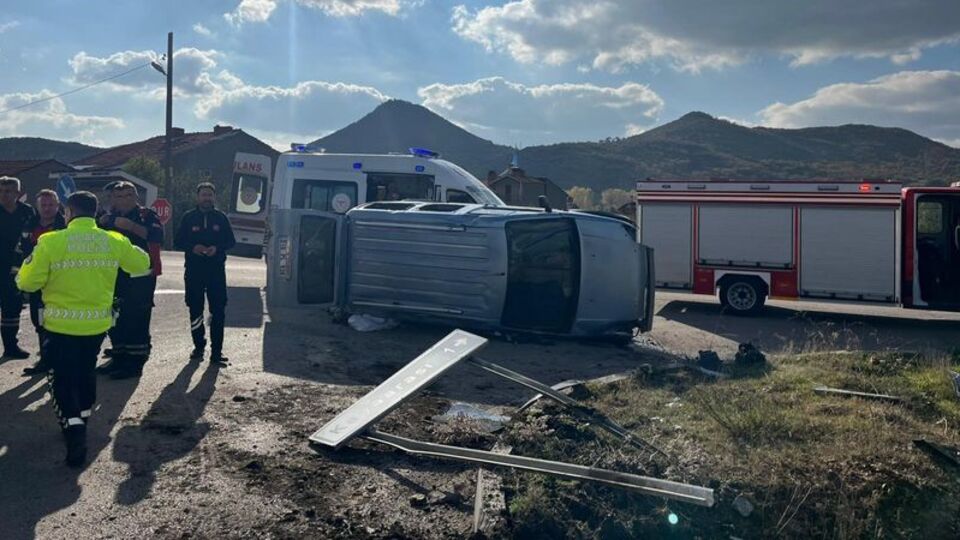 Hafif ticari araç takla attı: 7 yaralı