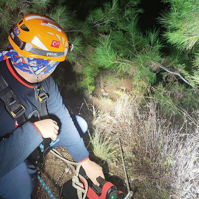 2 turist yürüyüş sırasında uçuruma düştü