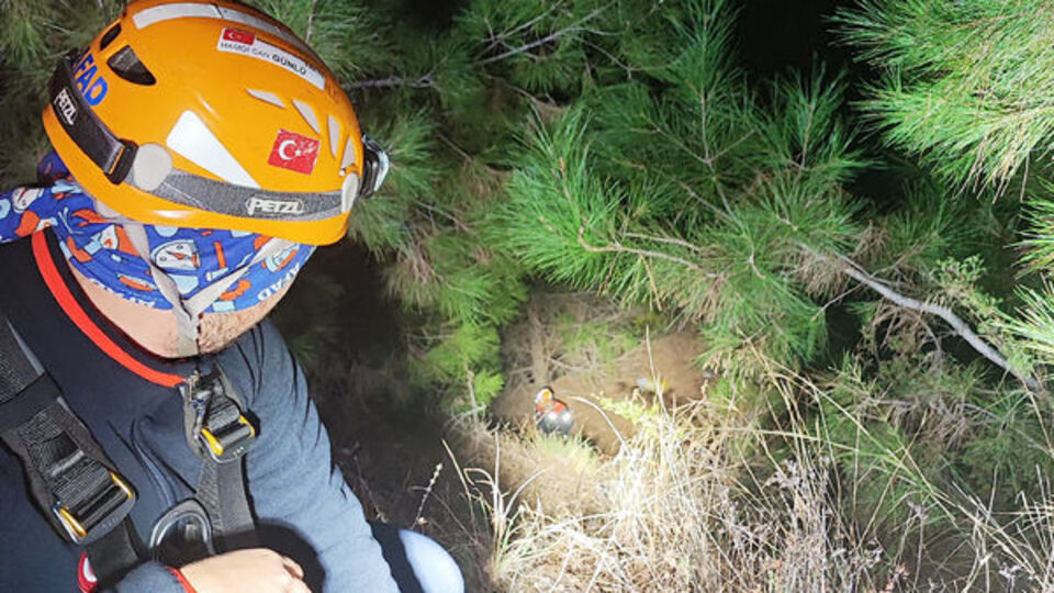 2 turist yürüyüş sırasında uçuruma düştü