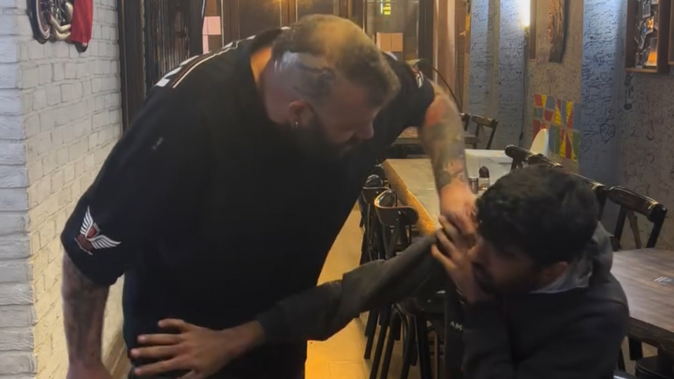 "Fenomen" çalışanını darp etti