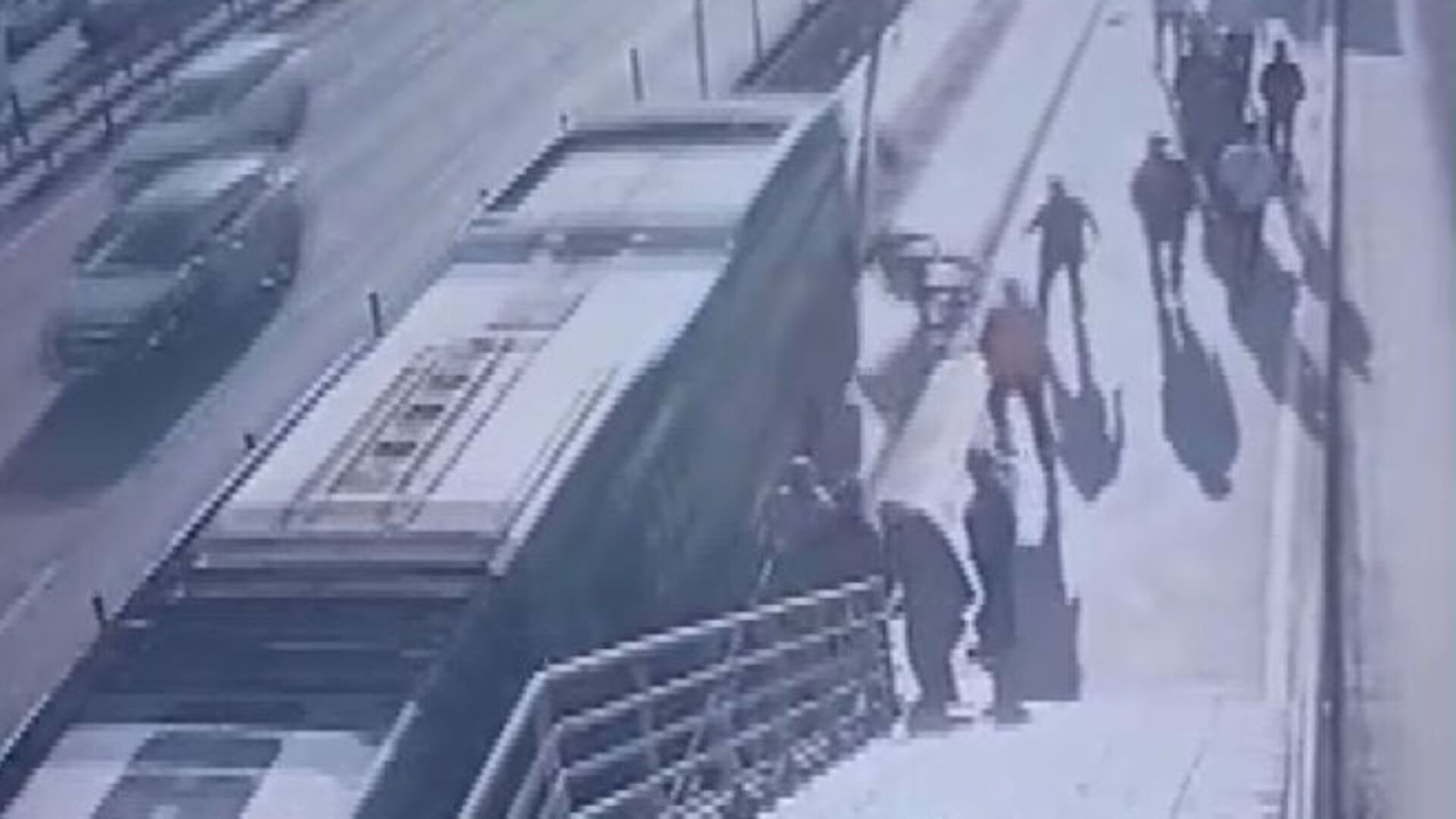 Dehşet anı kamerada! Tekerlekli sandalyeyle metrobüs yoluna düştü | SON DAKİKA HABER | Son dakika haberleri