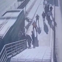 Dehşet anı kamerada! Tekerlekli sandalyeyle metrobüs yoluna düştü!