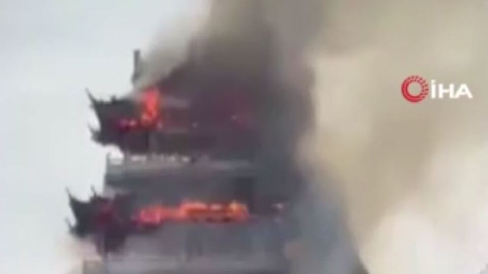 Çin'de 1500 yıllık bir tapınakta yangın çıktı