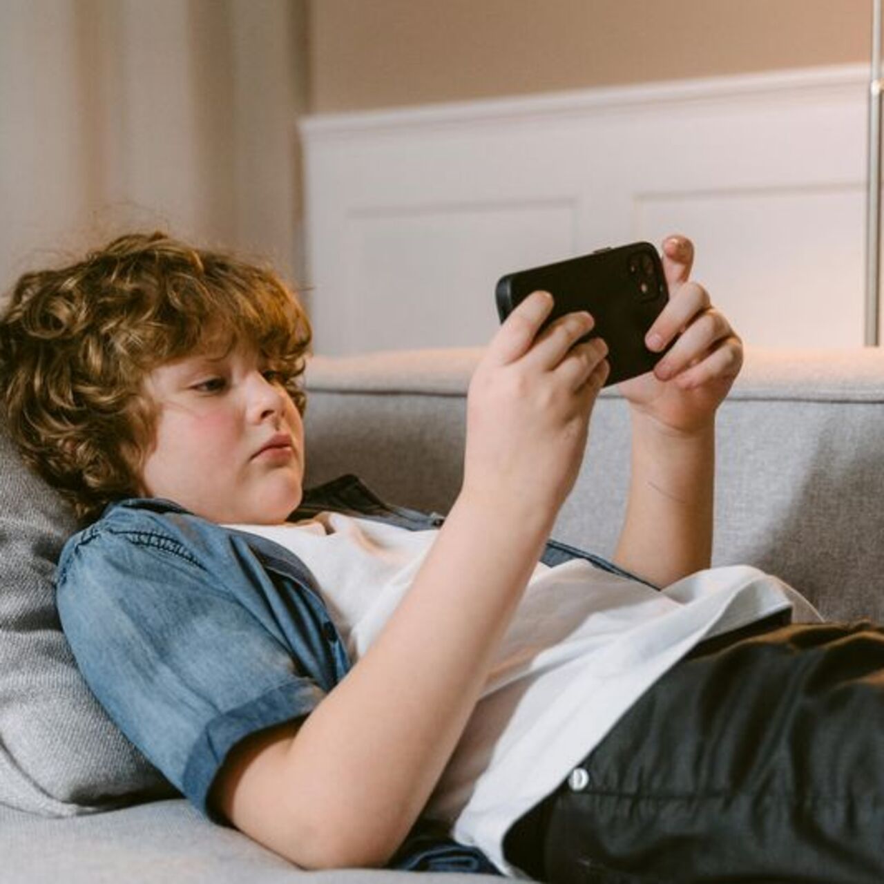 13 yaş altına akıllı telefon yasağı önerisi