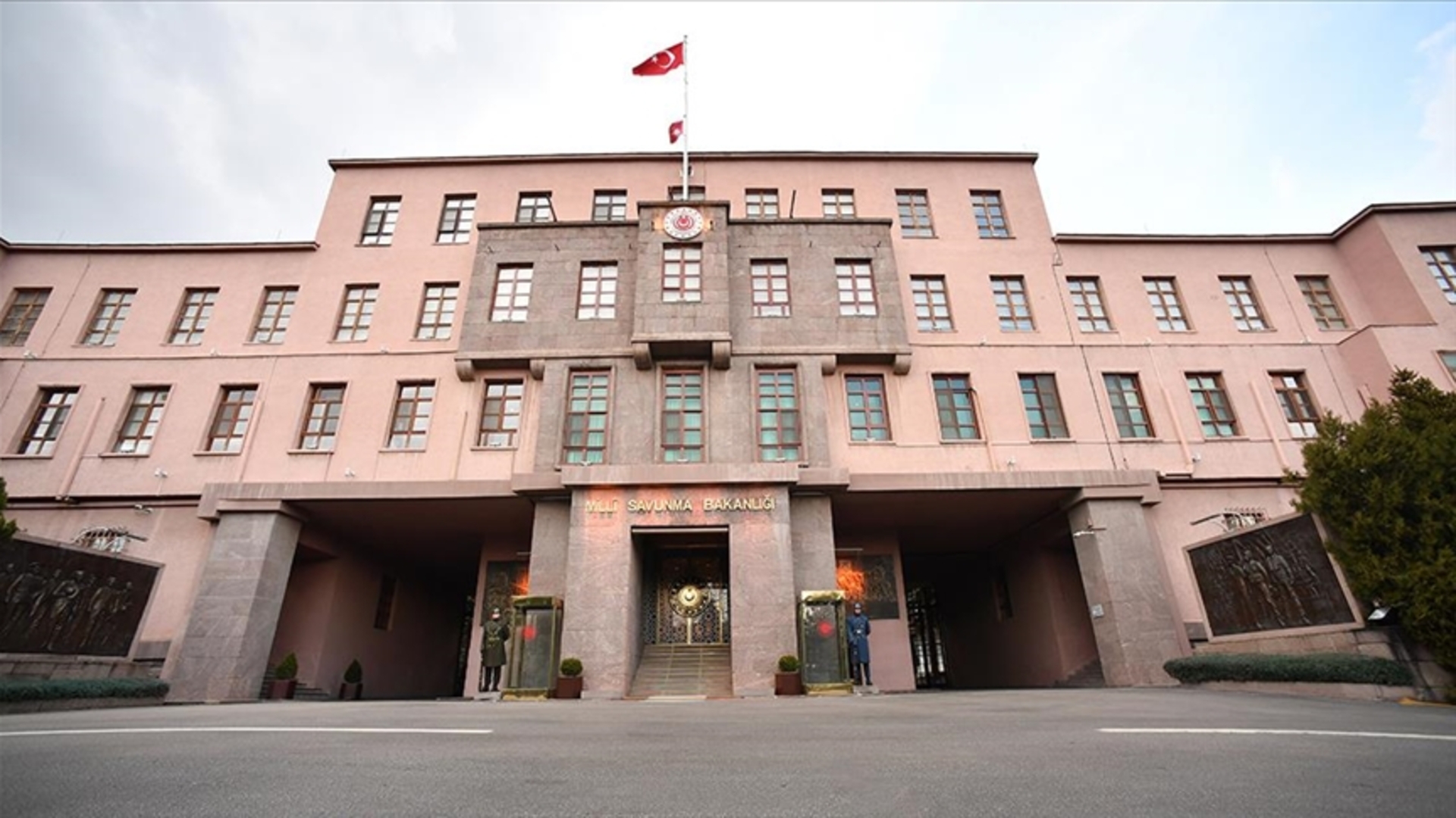 MSB: C-130 Kargo Uçağı Enkazında İncelemeler Sürüyor