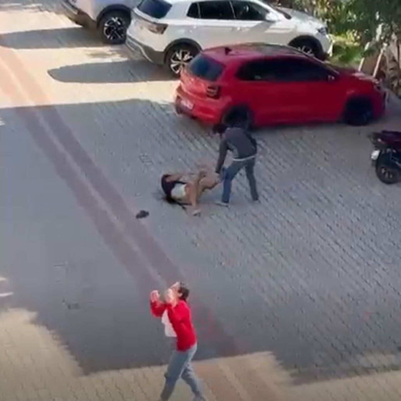 Annesiyle gönül ilişkisi olan adamı 22 bıçak darbesiyle öldürdü
