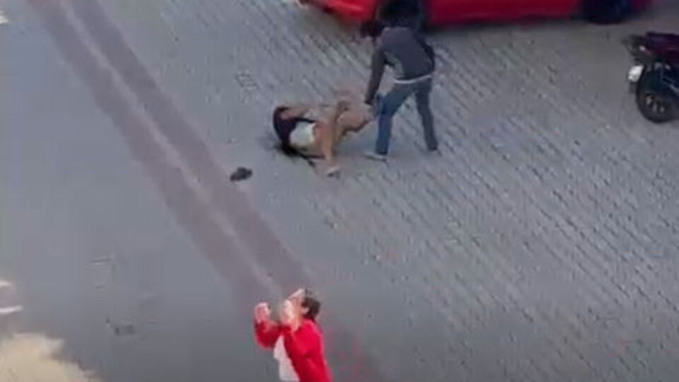 Annesiyle gönül ilişkisi olan adamı 22 bıçak darbesiyle öldürdü