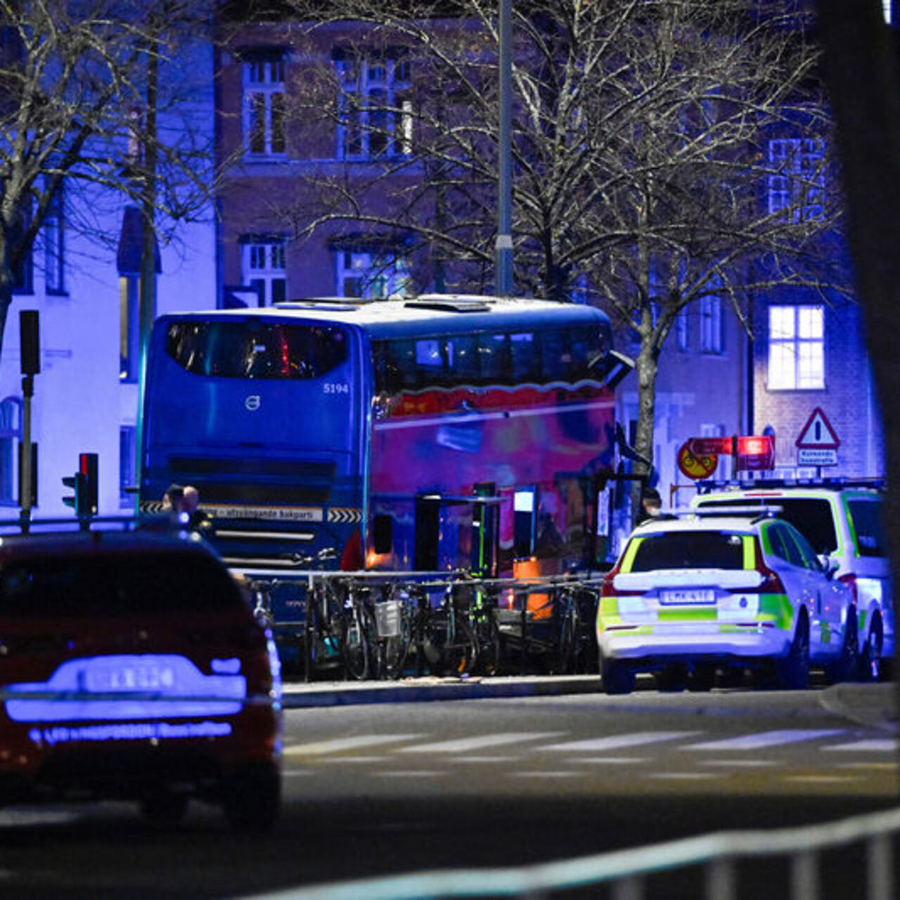 İsveç'te otobüs durağa çarptı