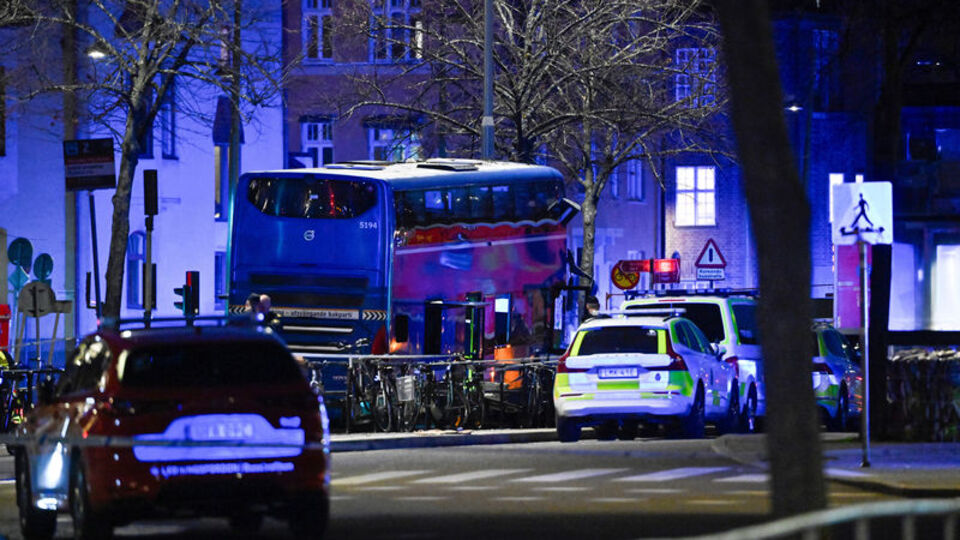 İsveç'te otobüs durağa çarptı