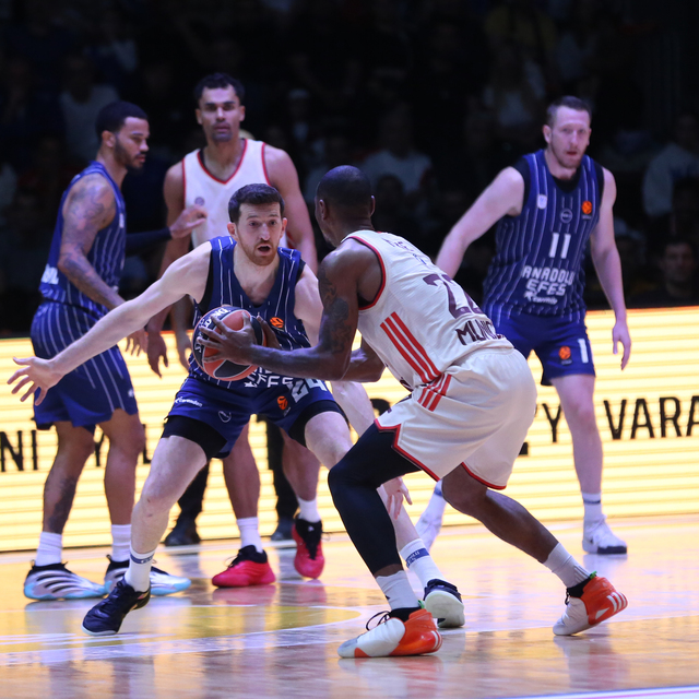 Anadolu Efes, Antalya'da nefes aldı!