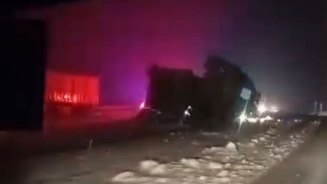 Yardım için duran TIR'a çarptı: 1 ölü, 5 yaralı