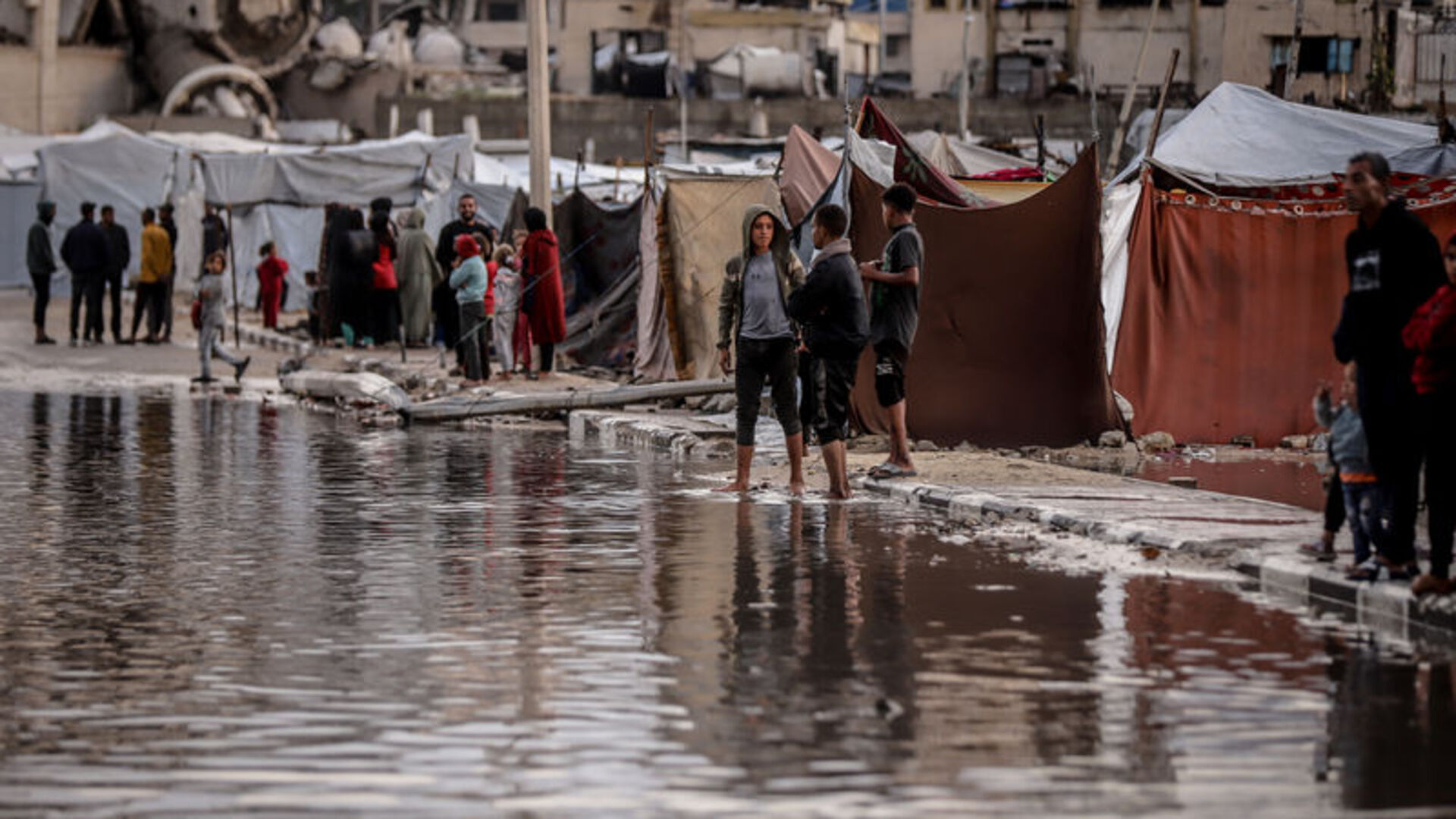Gazze'de İnsani Kriz Derinleşiyor: 1,5 Milyon Kişi Yağmur Altında