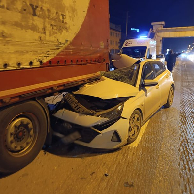 TIR'a arkadan çarpan otomobil sürücüsü yaralandı