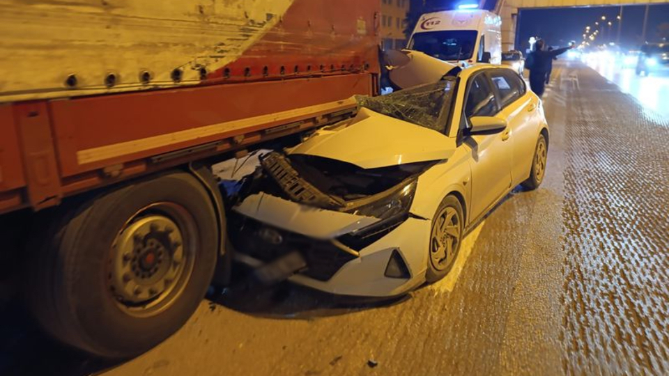 TIR'a arkadan çarpan otomobil sürücüsü yaralandı