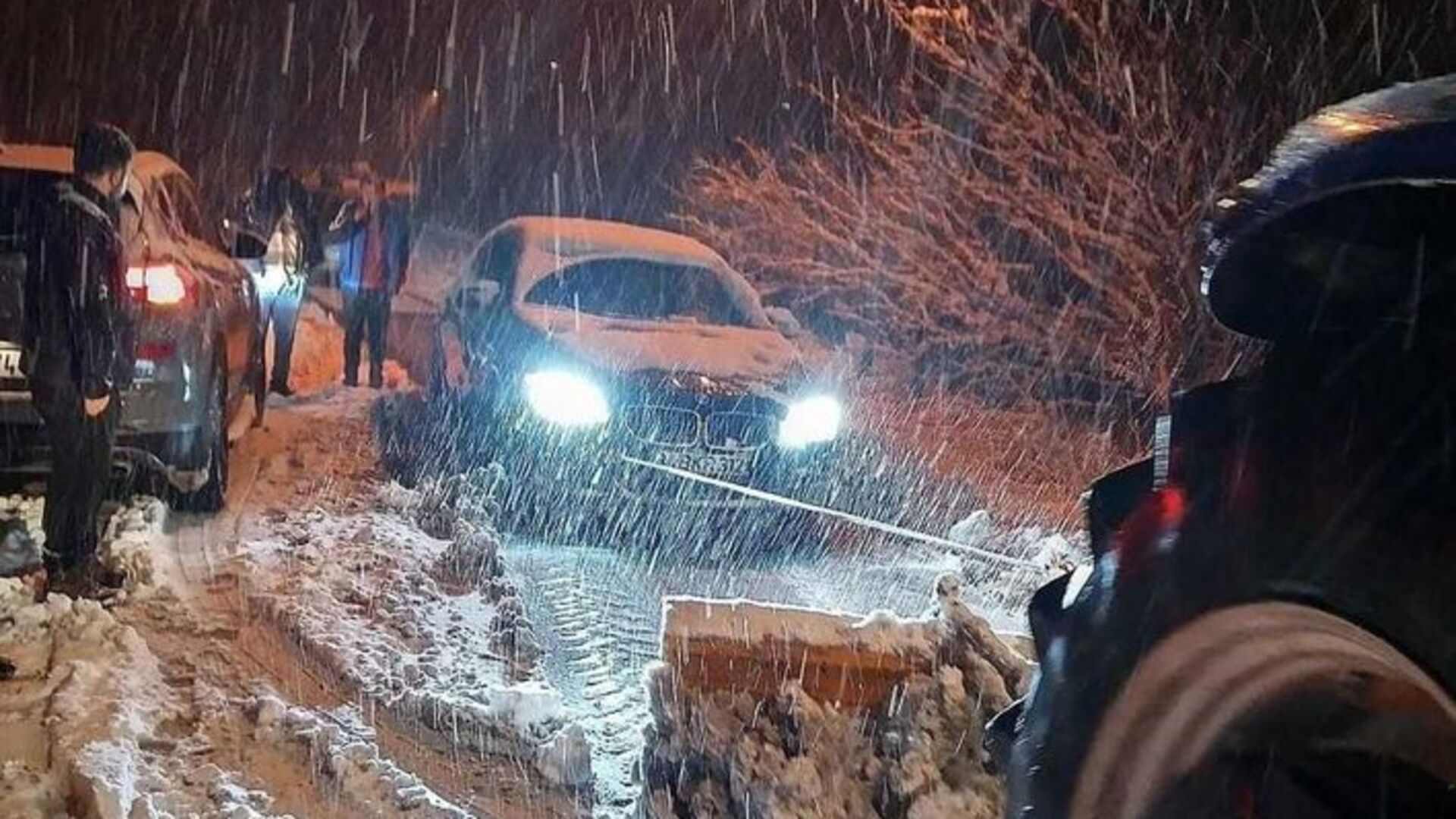 Malatya'da Kar ve Tipi Ulaşımı Felç Etti: 2 Önemli Yol Kapandı