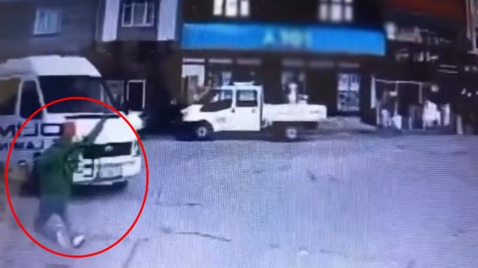 Yere düşen yaya, minibüsün altında kalarak öldü