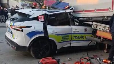 Ekip aracı TIR'a çarptı! 1 polis şehit!
