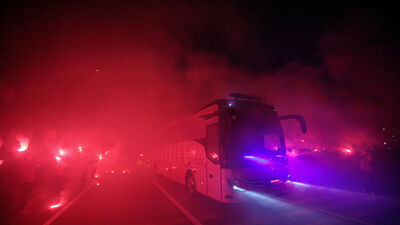 Milliler, meşaleler eşliğinde stada girdi!