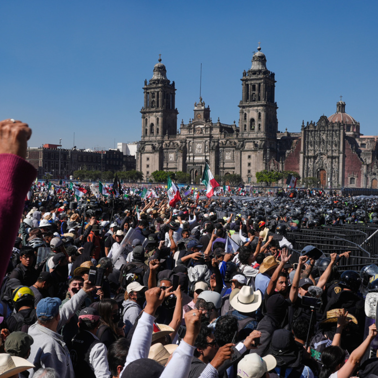 Meksika'da binlerce kişi hükümeti protesto etti