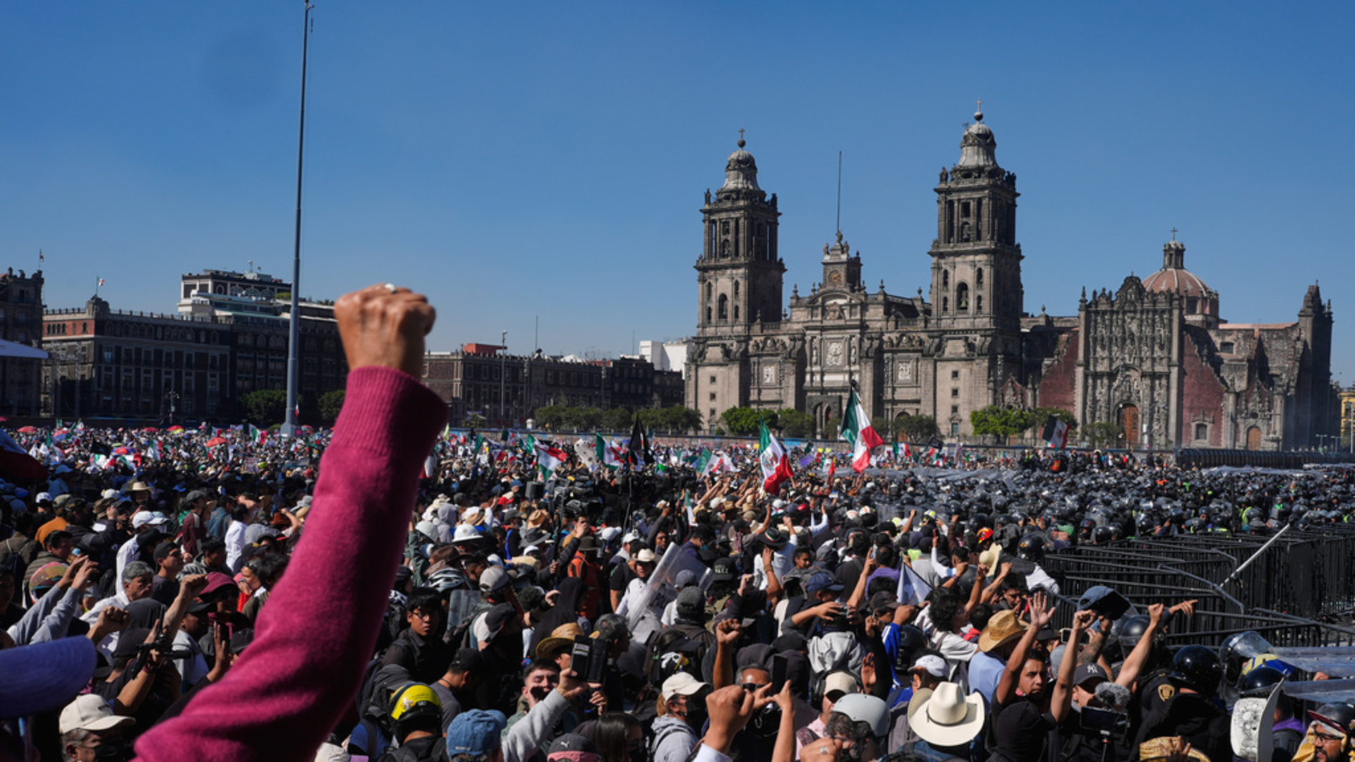 Meksika'da binlerce kişi hükümetin güvenlik politikasını protesto etti | Dış Haberler