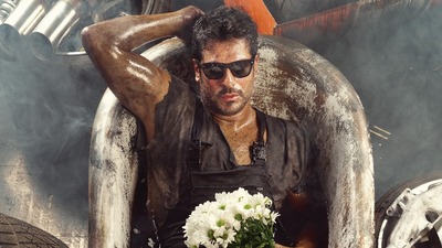 Burak Özçivit'ten tek kişilik tiyatro oyunu