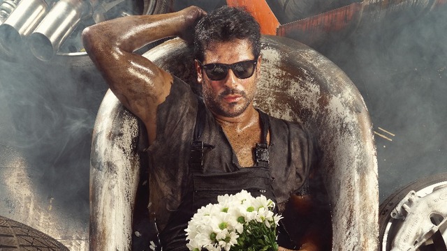 Burak Özçivit'ten tek kişilik tiyatro oyunu