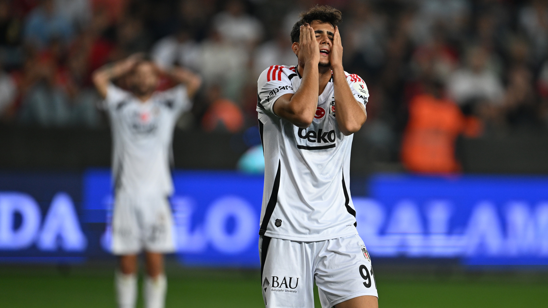 Beşiktaş'ın Genç Yıldızı Mustafa Erhan Hekimoğlu Sakatlandı!