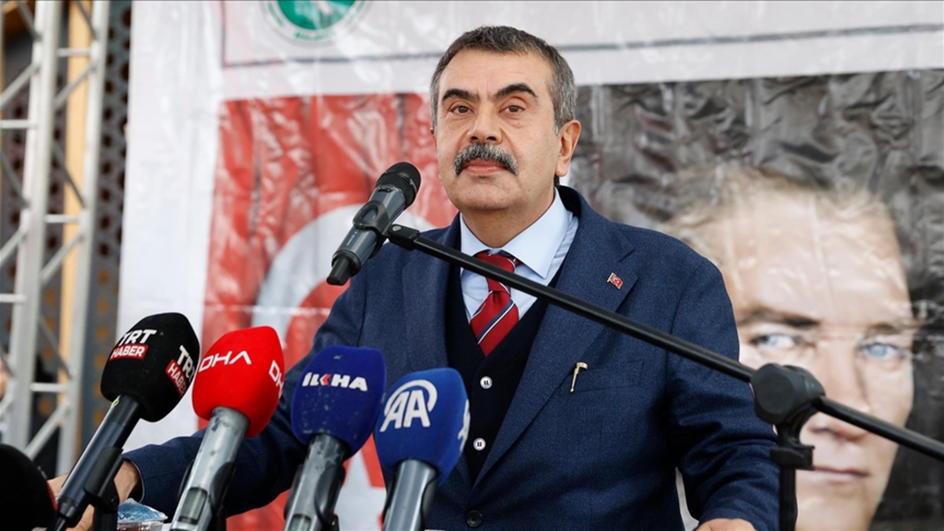 Bakan Tekin. Bütün inançlarla ilgili çocuklarımızın özgürce doğru bilgiye erişebilecekleri bir müfredat geliştirdik