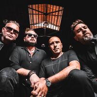 Özkan Uğur'a saygı duruşu