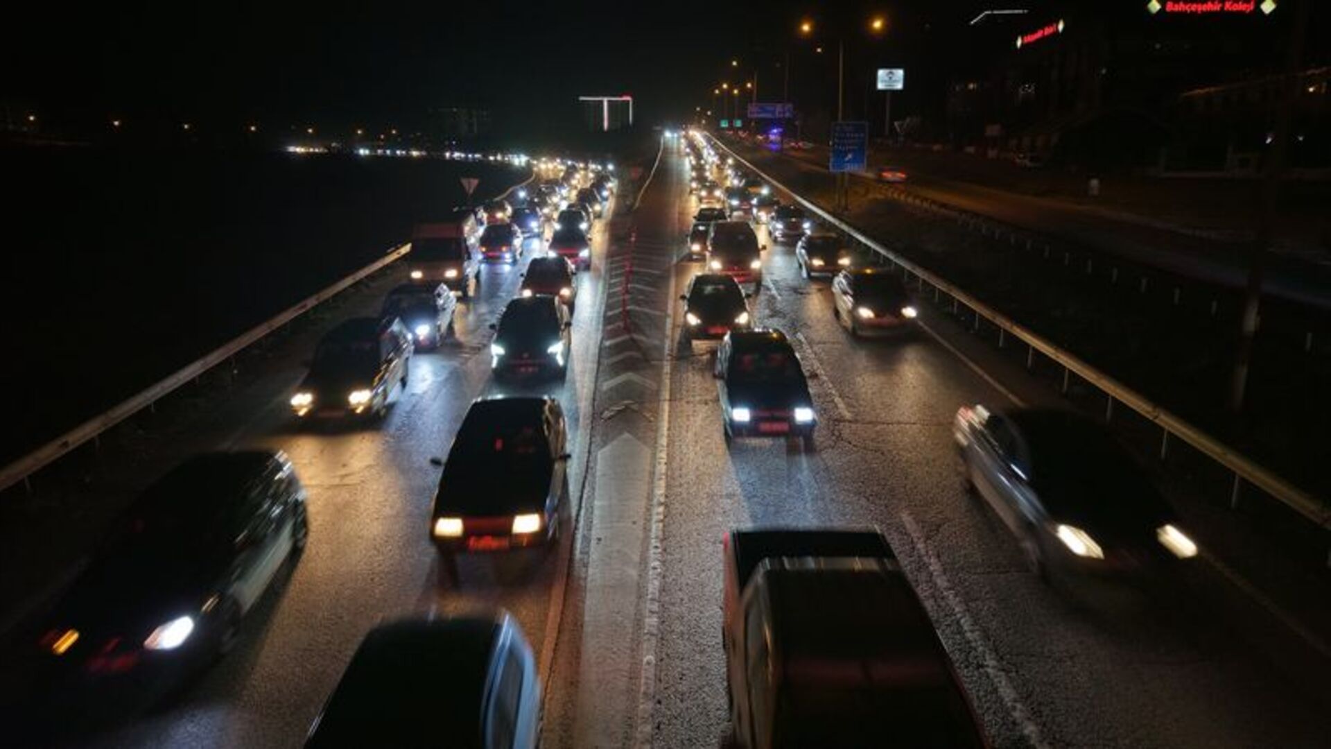 Ara tatil dönüşü trafik yoğunluğu