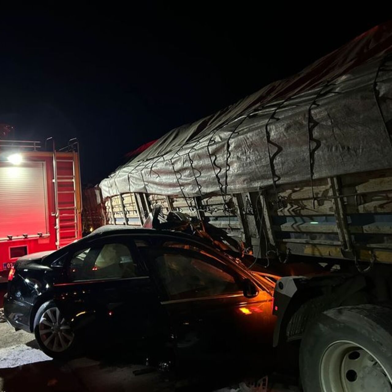 TIR ile otomobil çarpıştı: 2 ölü, 2 yaralı