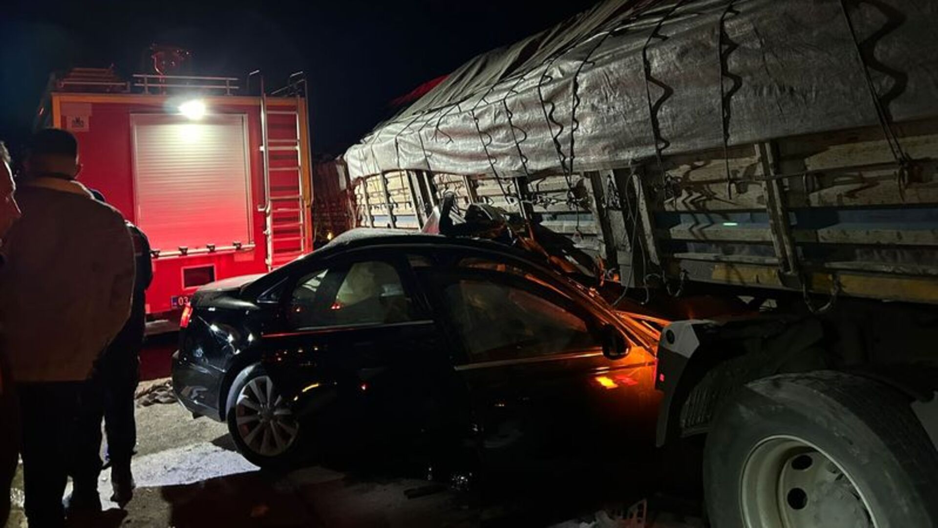 Afyonkarahisar'da TIR ile otomobilin çarpıştığı kazada 2 kişi öldü, 2 kişi yaralandı