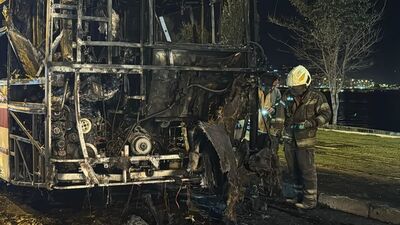 Seyir halindeki belediye otobüsü yandı