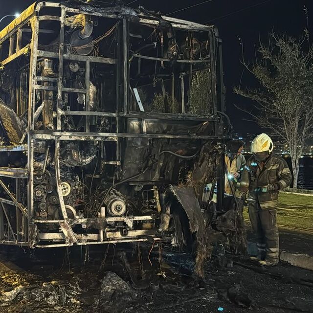 Seyir halindeki belediye otobüsü yandı