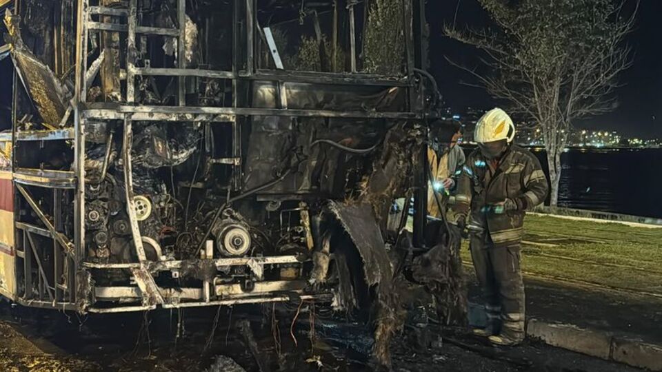 Seyir halindeki belediye otobüsü yandı