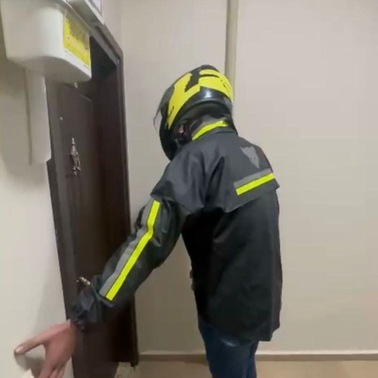 Kurye kıyafeti giyen polis, yakaladı