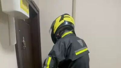 Kurye kıyafeti giyen polis, yakaladı