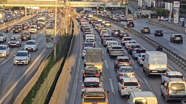 Ara tatil sonrası trafikte yoğunluk