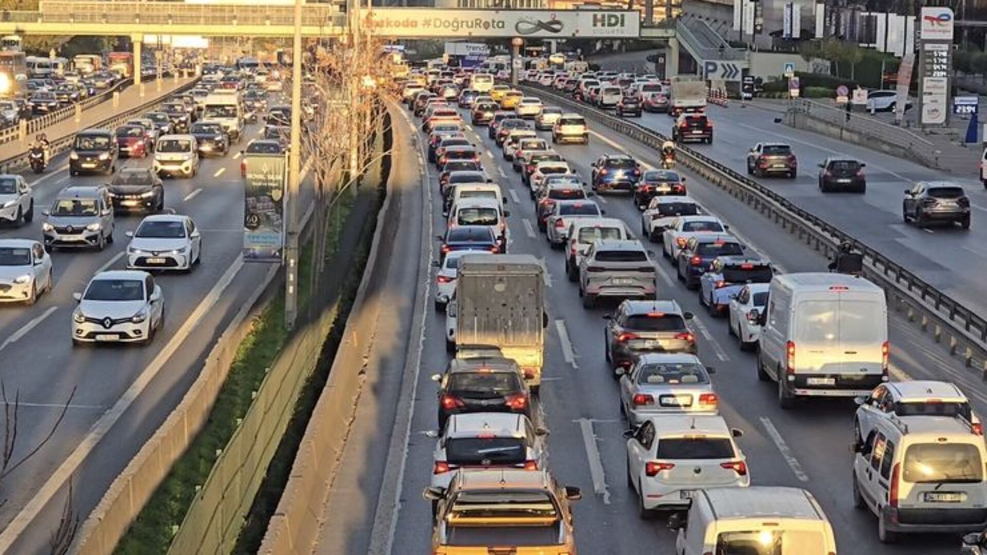 İstanbul'da Ara Tatil Sonrası Trafik Yoğunluğu %80'e Ulaştı