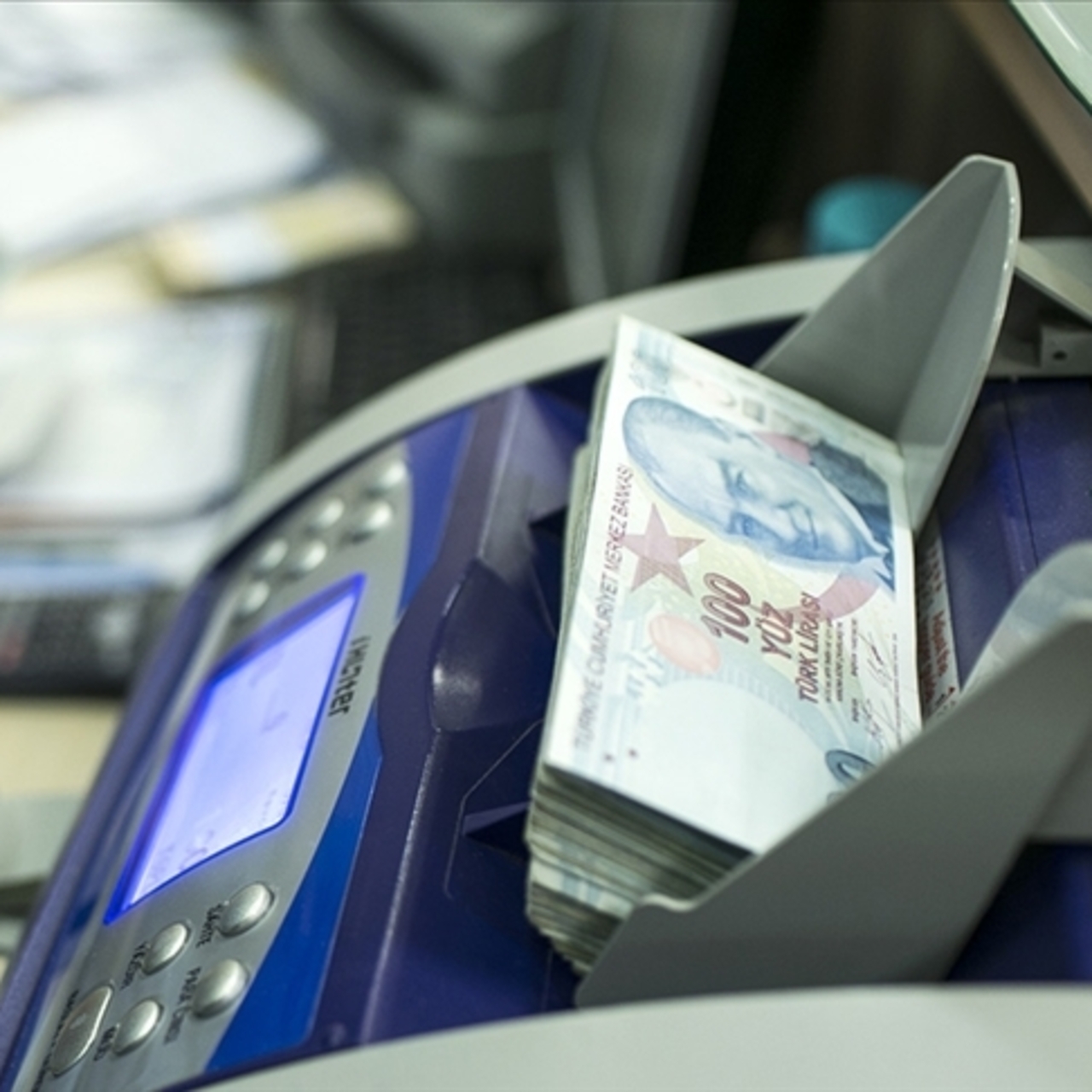 Bütçe 10 ayda 1.4 trilyon lira açık verdi