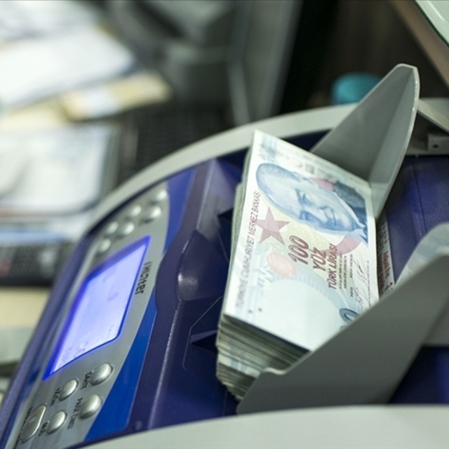 Bütçe 10 ayda 1.4 trilyon lira açık verdi