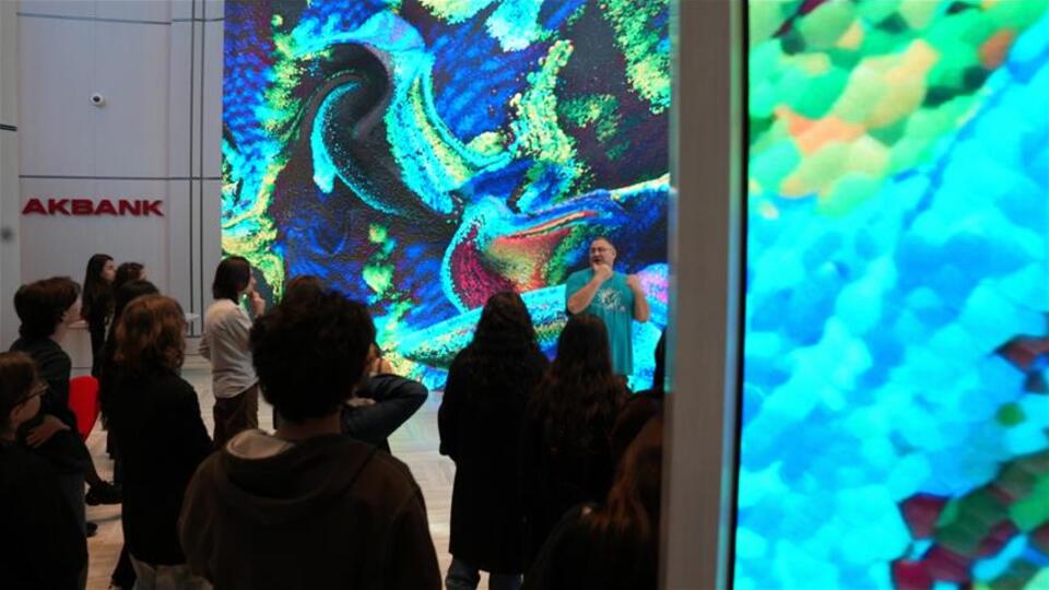 Refik Anadol'un yapay zeka eseri öğrencilerle buluşuyor