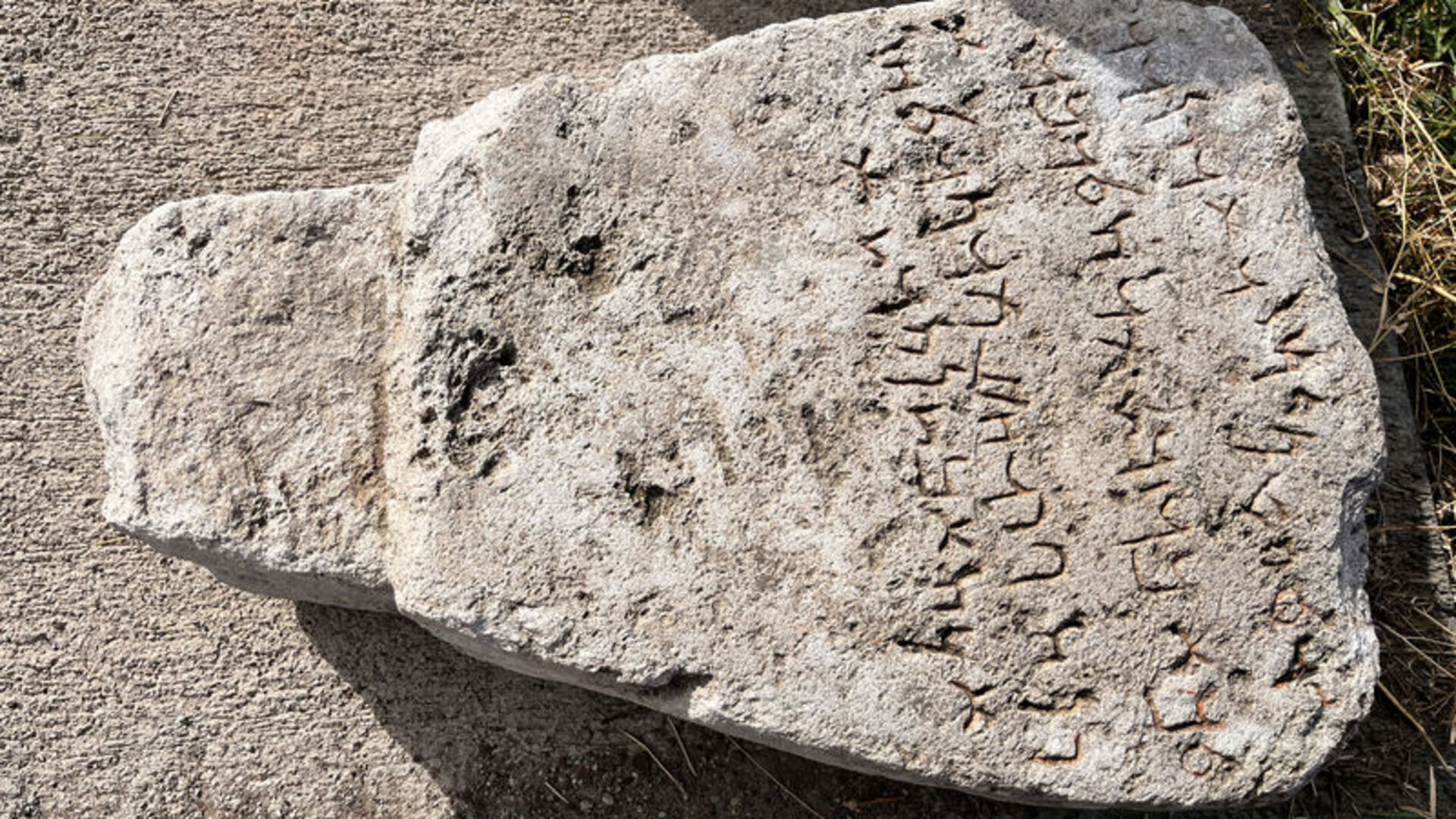 Ardahan kırsalında bulunan Aramice yazıt Kars Müzesi'nde çözümleniyor