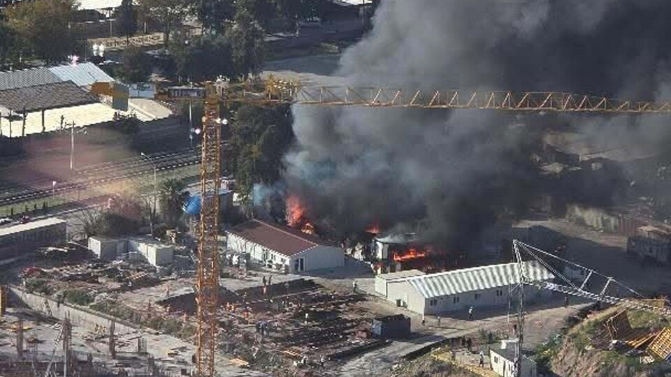 Şantiyede yangın! Otomobiller de yandı!