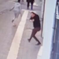 Silahlı saldırı kameraya yansıdı