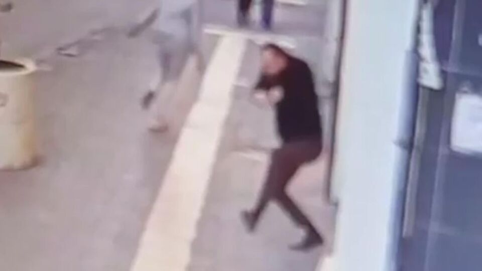 Silahlı saldırı kameraya yansıdı