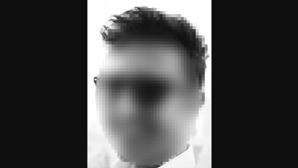 Öğretmen, tuvalete gizli kamera yerleştirmiş!