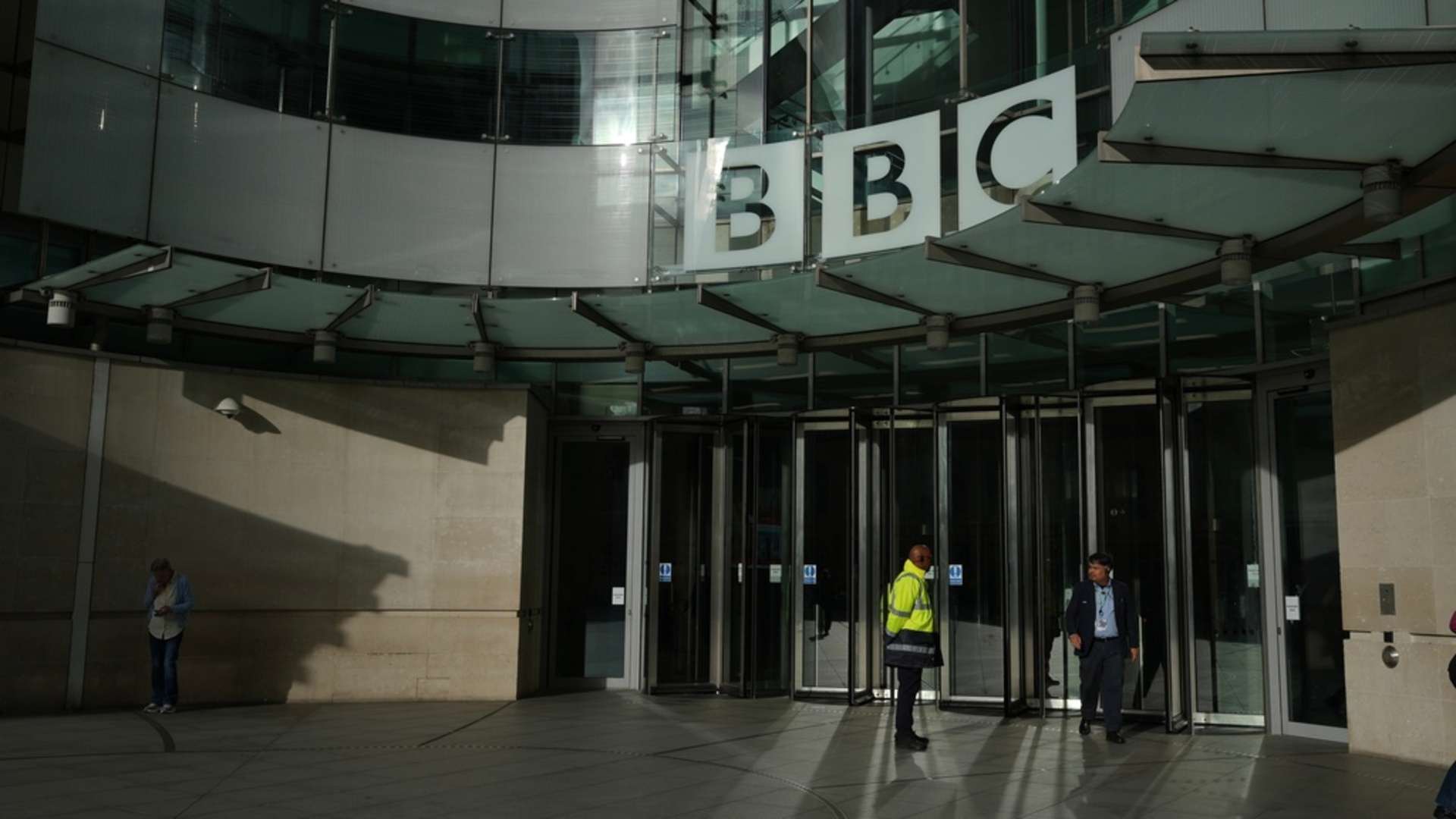BBC, Trump'ın 1 Milyar Dolarlık Tazminat Davasına Karşı Mücadele Edecek