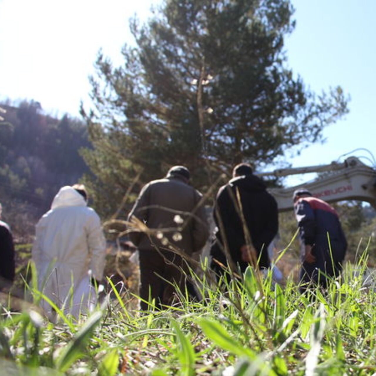Bölge su altında kalacağı için mezarlıkları taşıyorlar